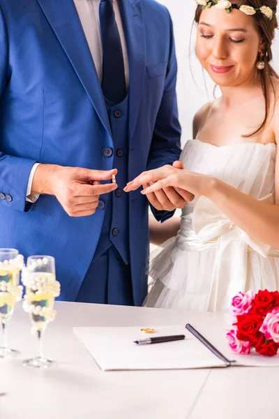 Cerimonia di matrimonio con moglie e marito — Foto Stock
