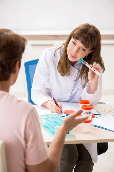 Varón esperma donante visita clínica — Foto de Stock