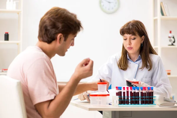 Man som ger sitt blod som donator — Stockfoto