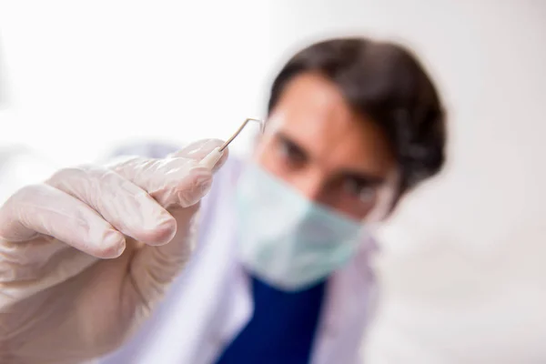 Concepto de tratar los dientes en dentistas —  Fotos de Stock