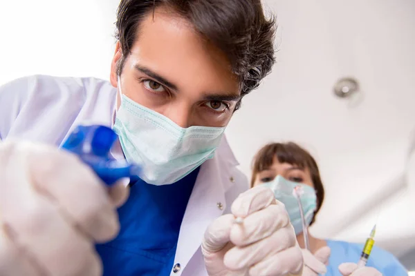 Concepto de tratar los dientes en dentistas — Foto de Stock