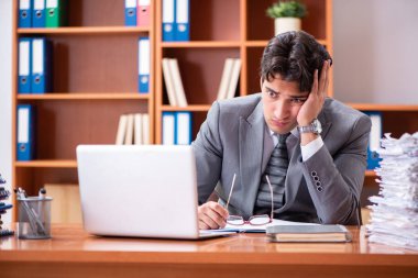 Genç yakışıklı iş adamı aşırı işten memnun değil. 