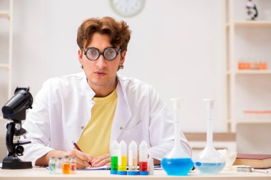 Deneyler ve testler yapan çılgın bir kimyager.