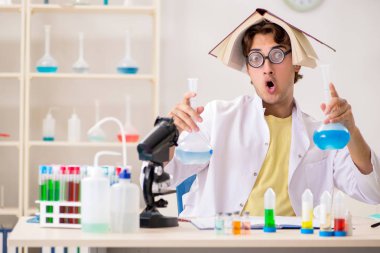 Deneyler ve testler yapan çılgın bir kimyager.