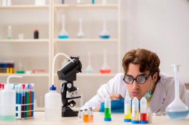 Deneyler ve testler yapan çılgın bir kimyager.