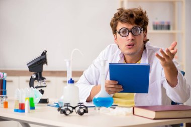 Deneyler ve testler yapan çılgın bir kimyager.