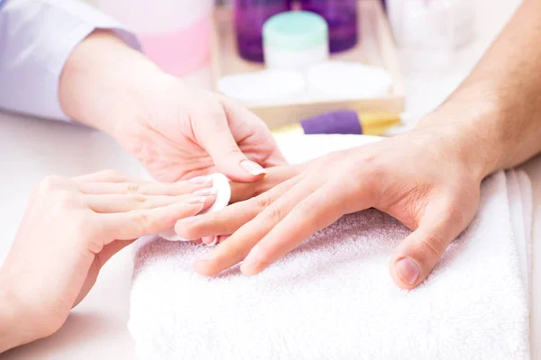 Mãos durante a sessão de cuidados de manicure — Fotografia de Stock