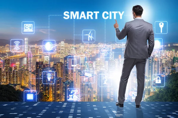 Concepto de ciudad inteligente con botones de hombre de negocios —  Fotos de Stock