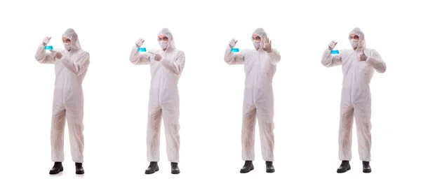 白い背部に隔離された有毒物質で働く化学者 — ストック写真