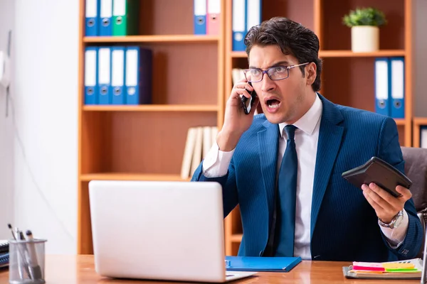 Jonge knappe zakenman werkt in het kantoor — Stockfoto