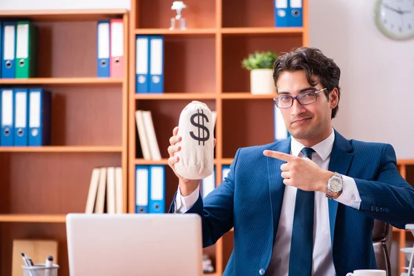 Ung stilig affärsman arbetar på kontoret — Stockfoto