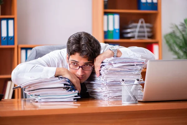 Jovem empresário bonito infeliz com trabalho excessivo — Fotografia de Stock