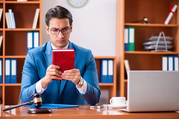 Advogado que trabalha no escritório — Fotografia de Stock