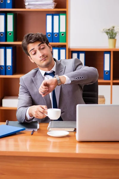 Jeune employé travaillant au bureau — Photo