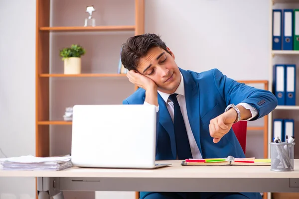 Jovem empresário bonito que trabalha no escritório — Fotografia de Stock