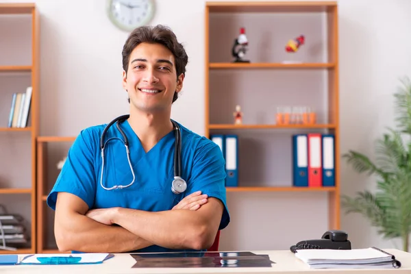 Klinikte çalışan genç, yakışıklı bir radyolog. — Stok fotoğraf