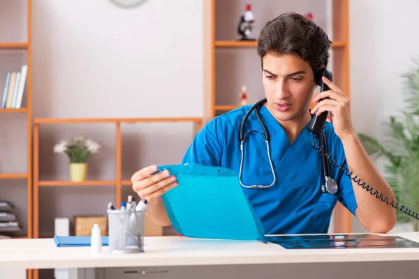 Klinikte çalışan genç, yakışıklı bir radyolog. — Stok fotoğraf