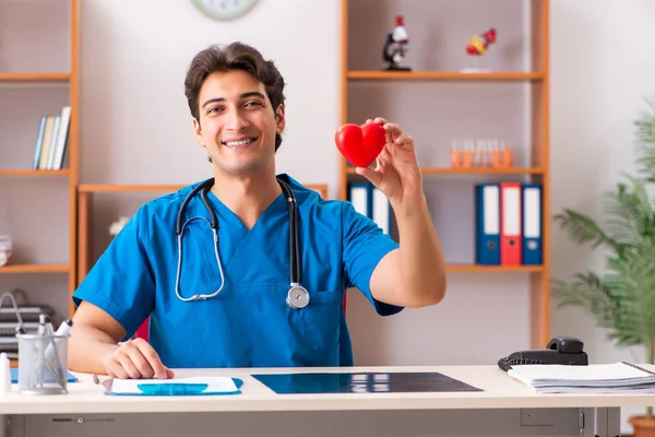 Jeune beau médecin radiologue travaillant à la clinique — Photo