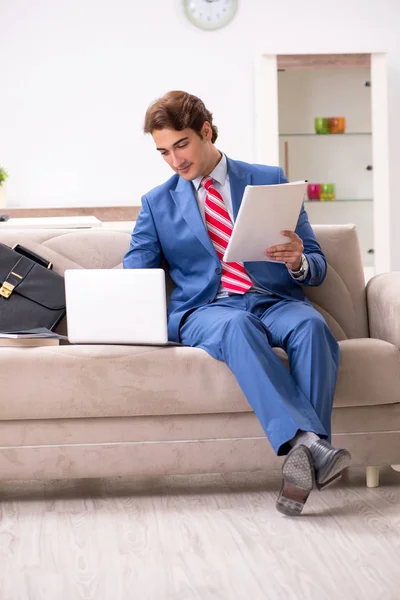 Jeune homme d'affaires travaillant à la maison assis sur le canapé — Photo