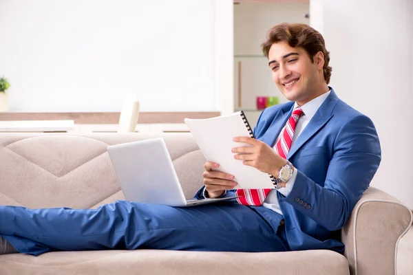 Jonge zakenman die thuis op de bank zit — Stockfoto