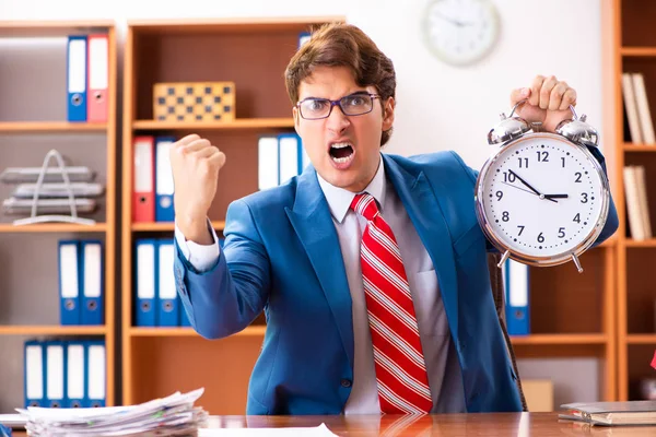 Genç yakışıklı politikacı ofisinde oturuyor. 