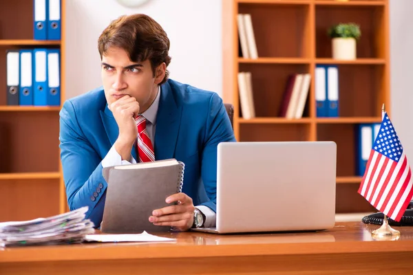 Jeune homme politique beau assis dans le bureau — Photo