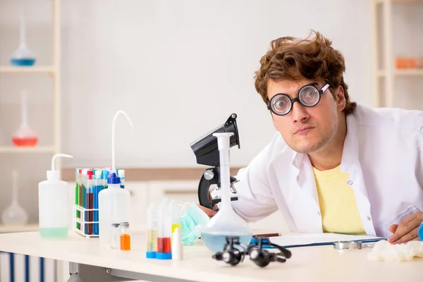 Grappige gekke chemicus doet experimenten en tests — Stockfoto