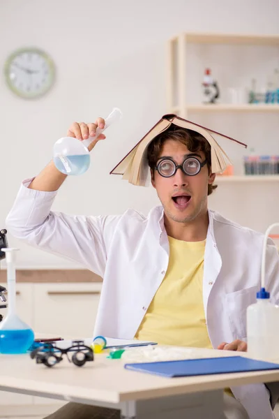 Lustiger verrückter Chemiker macht Experimente und Tests — Stockfoto