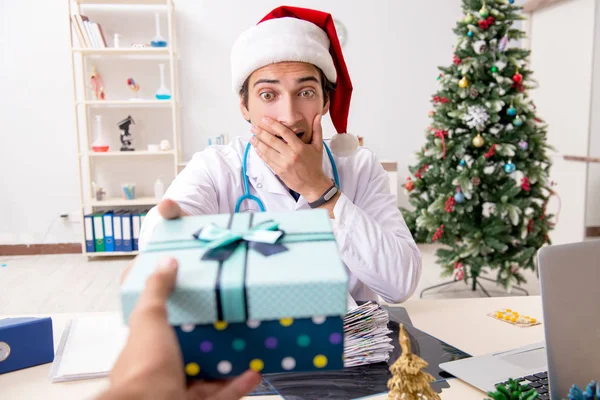 Doctor with gift box in the hospital — Stock Photo, Image