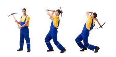 Genç adam yüklenici ile üzerine beyaz izole balta