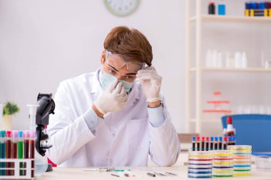 Laboratuvarda çalışan genç bir kimyager. 