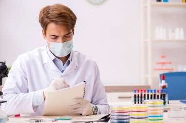 Laboratuvarda çalışan genç bir kimyager. 