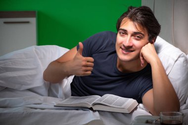 Genç yakışıklı adam evinde uykusuzluk çekiyor.