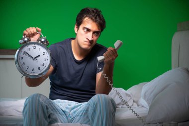 Genç yakışıklı adam evinde uykusuzluk çekiyor.