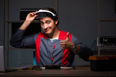 Bilgisayar tamir eden yakışıklı bir tamirci. 