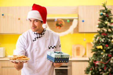 Noel arifesi mutfakta çalışan genç şef koca 