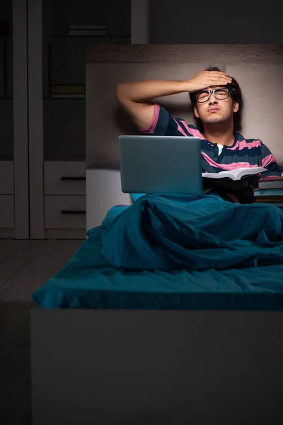 Ung student förbereder sig för tentor på natten hemma — Stockfoto