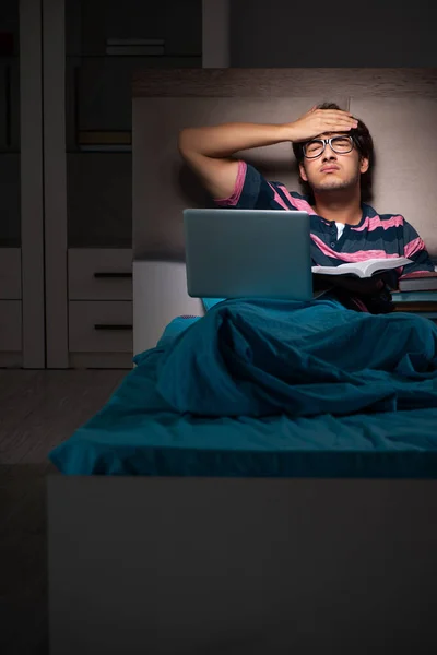 Jovem estudante se preparando para exames à noite em casa — Fotografia de Stock