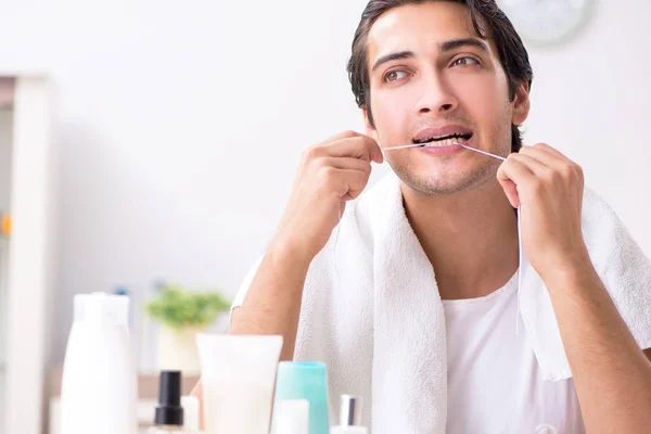 Jeune homme beau dans la salle de bain dans le concept d'hygiène — Photo