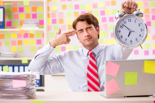 Jeune homme beau dans un concept de priorités conflictuelles — Photo