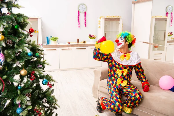 Payaso divertido en concepto de celebración de Navidad — Foto de Stock