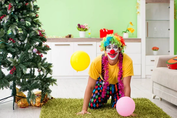 Clown divertente nel concetto di celebrazione di Natale — Foto Stock