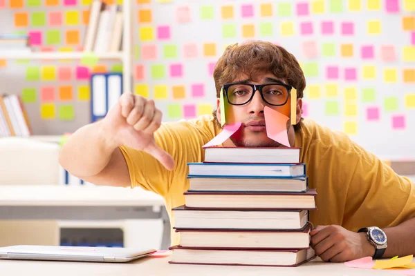 Estudiante preparándose para exámenes con muchas prioridades contradictorias — Foto de Stock
