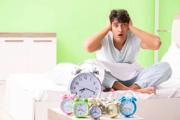 Joven con problemas para despertarse temprano en la mañana —  Fotos de Stock