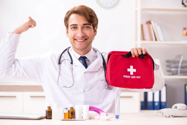 Junger Arzt mit Verbandskasten im Krankenhaus — Stockfoto