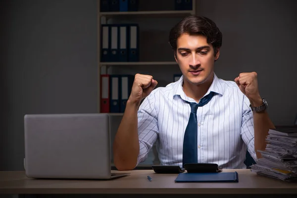 Joven gerente financiero trabajando hasta tarde en la noche en la oficina —  Fotos de Stock