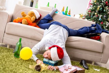 Genç yakışıklı işçi işyerinde Noel kutlamaları 