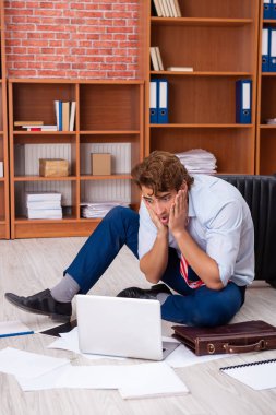 Ofiste oturan mutsuz iş adamı. 