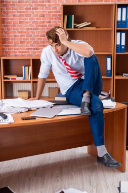 Ofiste oturan mutsuz iş adamı. 