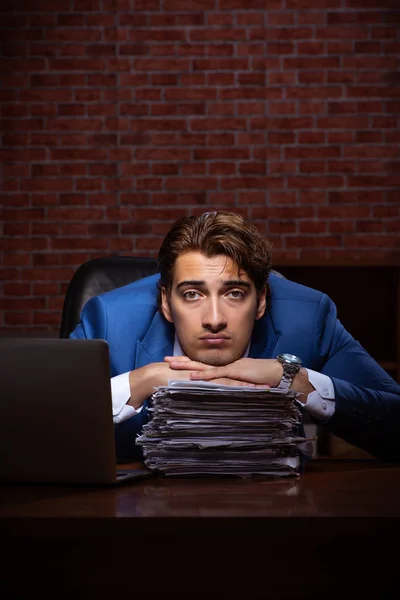 Jonge zakenman die 's nachts op kantoor werkt — Stockfoto